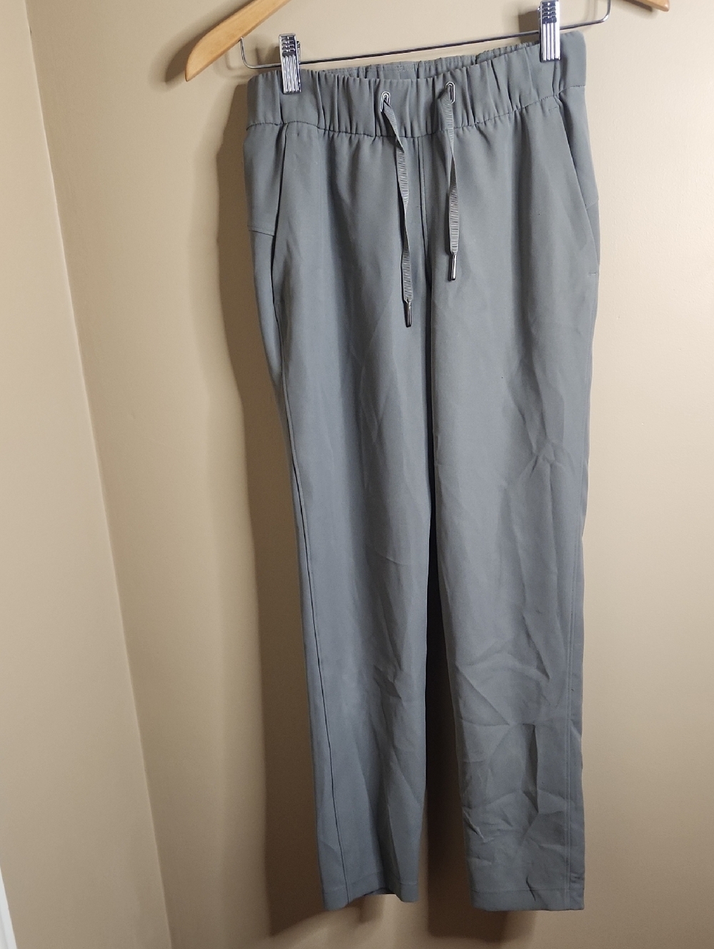 Lululemon On the Fly 7/8 Pant *Woven in Grey Sage. Size 2. #W5BPMS
